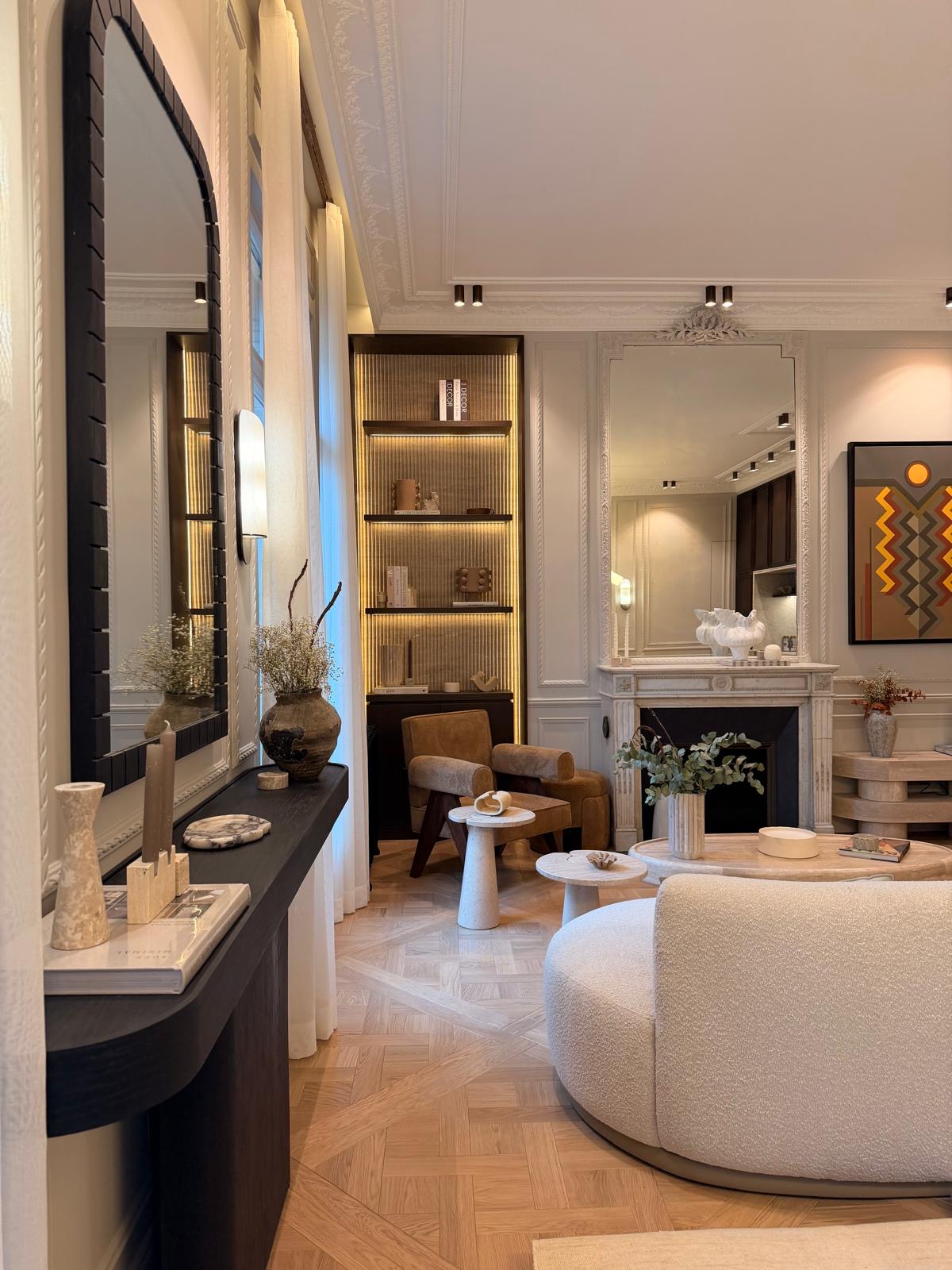 Salon parisien rénové avec bibliothèque sur mesure