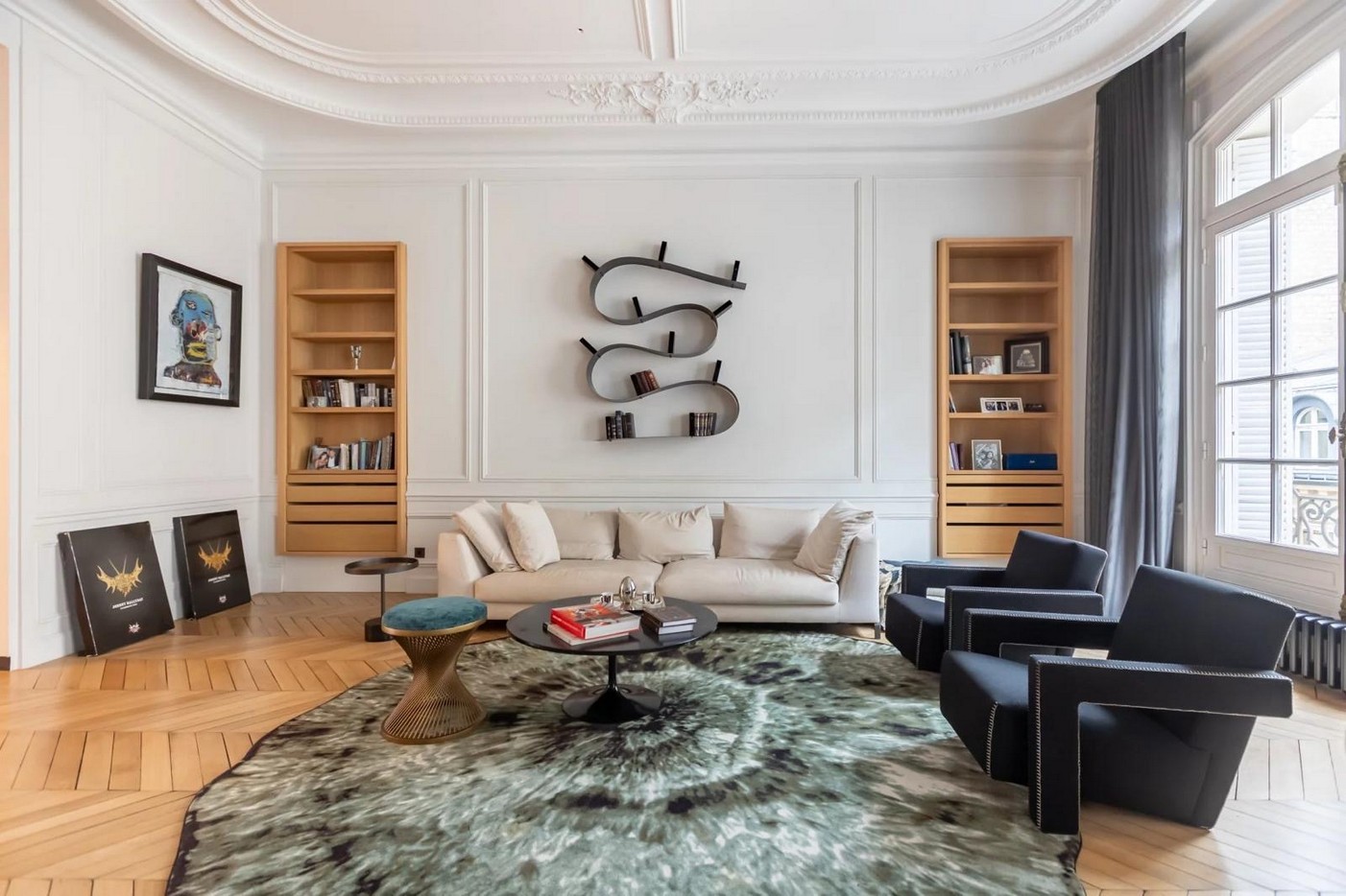 Salon parisien rénové avec bibliothèque intégrée