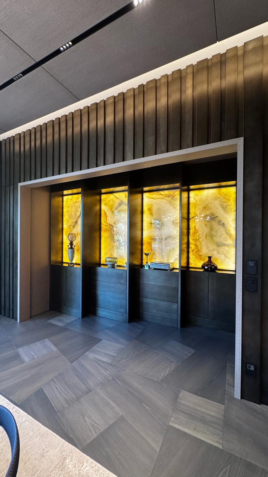 Meuble d’entrée et vitrines rétroéclairées de la résidence privée d’Istanbul